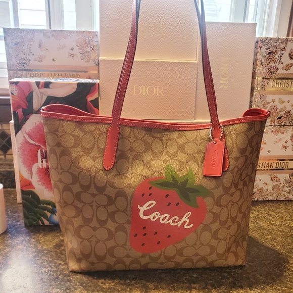 🍓 Coach Strawberry Tote Bag and Zip Around Wallet Set - Picture 13 of 16